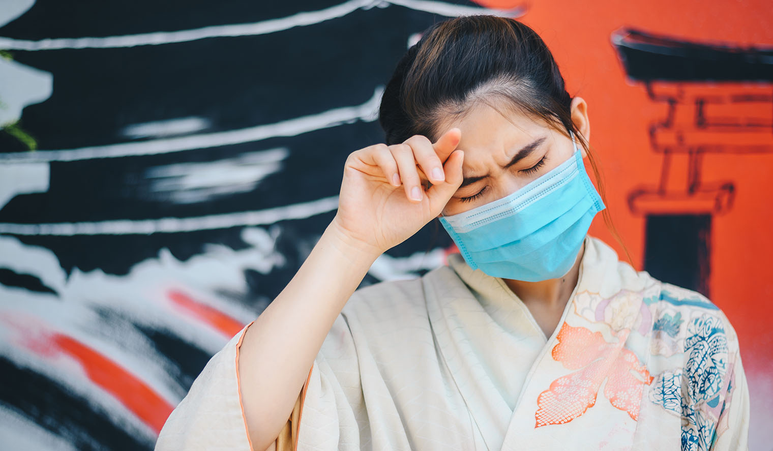 Frau trägt Maske in Japan